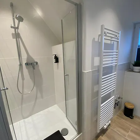 Apartment Modernes Dg Schloofschdubb Naehe Kassel *